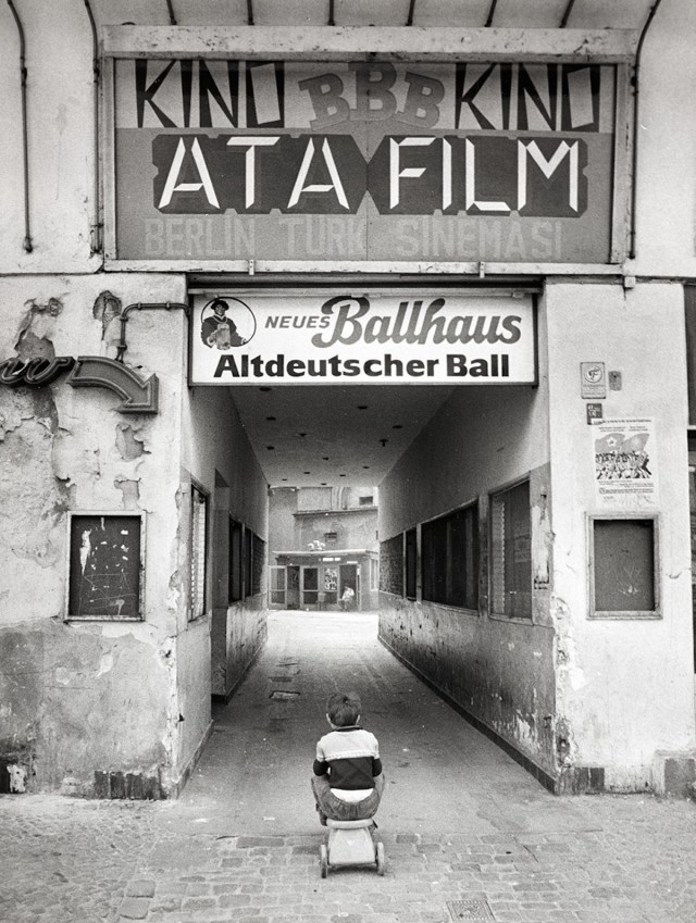 Einfahrt zu einem Berliner Hof in der Kottbusser Straße, Kreuzberg, ca. 1975-77 © Stadtmuseum Berlin Foto: @ Ludwig Binder