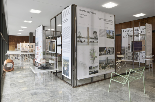 Schauplatz für die Ausstellung des Mies van der Rohe Awards 2022: das LVR-Landeshaus in Köln. Im Bild zu sehen ist die Ausstellung zum 2019er Preis. Foto: Lioba Schneider